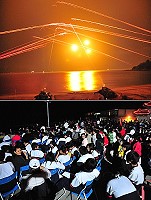 馬祖防衛指揮部萬平操演火砲實彈射擊震撼登場,吸引八百多位軍民、旅客前往觀賞;照明彈及交錯而過的彈道照亮整個馬祖夜空。(圖/文:曹重偉)
