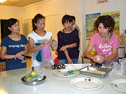東莒國小成人教育課程開課囉!美食料理「芝麻球」製作方法吸引年輕一輩的媽媽們到場學習。(圖/文:林冰芳)