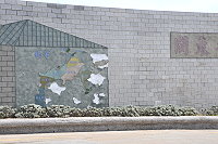 　塘岐村入口意象牌樓彩繪出現剝落現象，民眾建議改善甚至可以考慮重新設計。（圖／文：陳鵬雄）