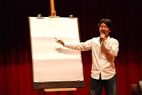 　知名漫畫家朱德庸昨天擔綱99年名人講座最後場次演講者，他以實際畫作說明任何事物都有另外一面，用幽默的眼光看待世界所有事。（圖／文：劉秋月）