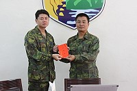 防衛部指揮官羅中將特頒贈獎勵金予即時救民的蔡少校。(圖/文:周唐毅)