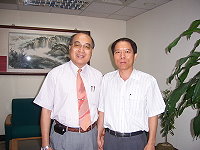 內壢高中校長張永福(左)與家長會長曹爾居(右),均為牛角人。(圖:摘自自立晚報)