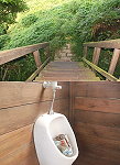 南竿上腰山至民俗文物館步道雜草叢生,而且靠近文物館的步道廁所也早已經損壞不堪使用;縣府觀光局表示,將準備移交給相關單位整修成涼亭,步道的除草也會委請廠商立即、持續處理。(圖/文:邱竟瑋)