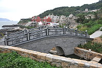 　橋仔南面山重建石橋完工，和廟宇共同成為村容特色。（圖／文：陳鵬雄）