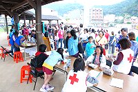 　縣立醫院舉辦「病人安全宣導與促進健康闖關活動」，設計八個關卡向大家宣導健康衛教常識，在參加獎與豐富獎品的吸引下，昨天下午吸引不少人扶老攜幼參加。（圖／文：劉秋月）