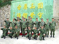 劉指揮官於高登與守備隊同仁一同合影留念。(圖/文:林易叡)