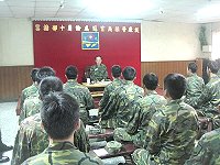 莒指部指揮官陳將軍與十月份退伍弟兄暢談服役心得。(圖/文:蔡承佑)