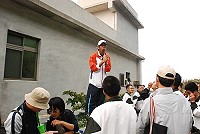 2010年馬祖生物多樣性研習營昨天登場,三十多位學員體驗野外研究的樂趣,聽取王建華等專業師資解說。(圖/文:邱竟瑋)