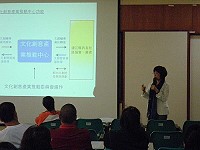 行政院客家委員會前副主委莊錦華前天應邀來馬演講,帶領各社區發展協會與旅遊、服務等相關業者認識文創產業。(圖/文:邱竟瑋)