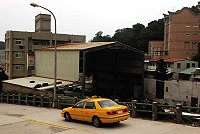 位於南竿鄉公所對面的吉利修車廠準備拆除,將由五、六位地主合建電梯公寓。(圖/文:邱竟瑋)