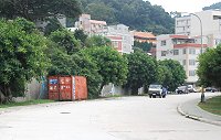 有福澳村民建議可以除去靠白馬尊王廟這一邊的人行道,將馬路加寬,以方便未來港區建設完工後砂石車進進出出的卸貨需求。(圖/文:邱竟瑋)