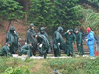 　東引駐軍冒著風雨協助更新佈置南澳山步道擋水沙包。（圖／文：陳其敏）