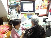 　預防流感橫行，連江縣衛生局展開居家老人及行動不便長者等接種服務，醫護人員到府服務讓民眾「足感心」。（圖：連江縣衛生局提供）