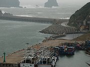 　海象惡劣，東引漁船碼頭除了當地漁船停泊外，還有三艘台籍漁船也在避風。（圖／文：陳其敏）