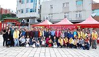 　鐵板社區獲行政院災害防救委員會遴選為99年度全國六個示範防災社區之一，昨天進行防災綜合演練暨成果發表，假想風災來臨的各種模擬狀況處置，防災最前線要從社區開始，鐵板社區總動員做了相當好的示範。（圖／文：劉秋月）