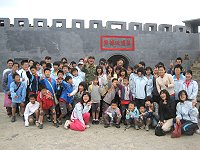 莒指部政戰主任帶領敬恆國中小師生參訪西莒菜埔澳據點。(圖/文:陳樂團)