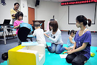 　縣立醫院聯合評估中心執行本年度兒童發展第三梯次聯合評估，由北市聯合醫院支援的專業治療師檢測孩子發展情形，家長也在場關心。（圖／文：曹重偉）