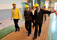 　動員、災防、戰綜會報特別安排與會人員參觀珠山發電廠，縣長楊綏生實地視察電廠內部設施。（圖／文：曹重偉）