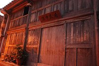 　津沙老酒館與一系列民宿租約到期，將陸續還給原屋主，澳中與古街民宿已經有新的經營者接手。（圖／文：邱竟瑋）
