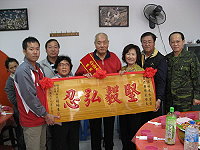莒光鄉慶祝九十九年榮民節餐會表揚模範榮民陳依祥,場面熱鬧溫馨。(圖/文:陳樂團)