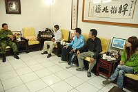 連江縣計程車工會新、卸任理事長拜會馬防部,指揮官羅際琴宣布從十一月起,每個禮拜天實施官兵跨島休假,以維鄉親與官兵權益。(圖/文:邱竟瑋)
