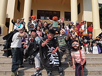 東引國小舉辦萬聖節Trick or Treat活動,為社區帶來歡樂氣氛。 (圖/文:陳其敏)