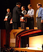 閩劇台北演出最後一場依然座無虛席,縣長楊綏生、議長陳貴忠及福建省政府薛承泰都到場觀賞;而為感謝所有同鄉會的大力協助,表演前楊綏生特致贈感謝狀。(圖/文:劉秋月)