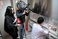 　非凡新聞台（第58頻道）專程來馬錄製「傳產搏商機」專題報導，前往四維宏利釀醋廠採訪業者，全程拍攝紅麴製作過程及遊客們老酒DIY的趣味鏡頭。（圖／文：曹重偉）