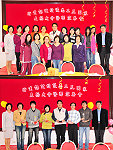 地區衛生志工大會師!秘書長劉羽茵、局長謝春福一起代表縣長楊綏生為98年度表現績優的志工團體及個人頒獎,期勉大家繼續散播關懷與愛心。(圖/文:曹重偉)