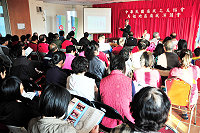 　中華民國痛風之友協會首席顧問醫師陳峙仰來馬主講「高尿酸健康管理與治療」，吸引爆滿的鄉親前往聆聽。（圖／文：曹重偉）