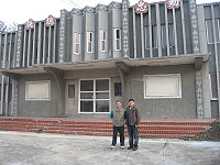 戰俊明、高嘉鴻兩位老兵懷舊之旅,西莒中正堂前留影。(圖/文:陳樂團)