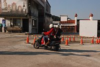 馬祖酒廠圓環旁邊道路30日晚間補做消防專管銜接工程,一個晚上火速鋪設完畢,現在已進入養護階段。(圖/文:邱竟瑋)
