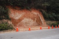 南竿山線靠近聚英路段的山壁裸露一塊,引發民眾對水土保持的疑慮。鄉公所:做水土保持擋牆。(圖/文:邱竟瑋)