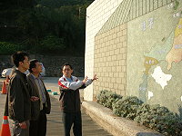 　塘岐入村口「閩東之珠－希望之鄉」意象牌樓改善，鄉長周瑞國邀請馬管處工務課現勘尋求支持。（圖：北竿鄉公所提供）