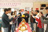 　連江縣計程車駕駛員職業工會理事長陳建民昨天正式走馬上任，與前任理事長陳常玉印信交接。（圖／文：邱竟瑋）