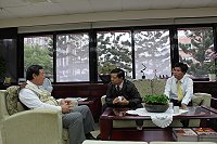 　縣長楊綏生昨天上午率領建設局局長曹爾元，前往營建署拜會署長葉世文，爭取競爭型100年度海岸復育及景觀改善示範計畫，獲得支持。（圖：連江縣政府提供）