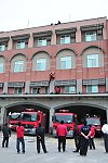 　連江縣消防局展開今年下半年度常訓，此次以基本繩結為教學重點，並特別至頂樓進行高所、低所救助等動作實兵演練。（圖／文：曹重偉）