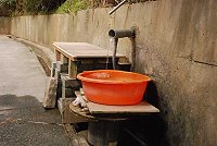 南竿鄉體育館旁擋土牆湧出山泉,縣府與水廠表示,水質有疑慮,不適合興建蓄水池供民眾取用。(圖/文:邱竟瑋)