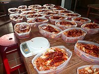 繼愛之味醬菜之後,縣府建設局再度運用民間創意,研發六款農產加工品,其中紅豔欲滴的是紅糟韓式泡菜。(圖/文:邱竟瑋)