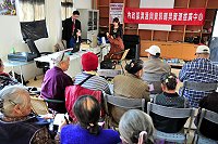 　為強化年長鄉親及身心障礙者對聽覺輔具之認識與運用，衛生局長期照顧中心舉辦輔具宣導暨巡迴服務，由聽力師為老人家們檢測聽力。（圖／文：曹重偉）