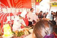 2010年兩岸三地閩菜會馬祖競賽,廚師們展現基本工。(圖/文:邱竟瑋)