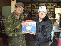 政戰主任陳上校在榮民節期間,親自登門拜訪榮民伯伯並致贈禮盒。(圖:徐嘉偉/文:陳立興)