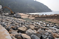 　北竿后澳前港海堤進行消波塊及塊石補強基礎。（圖／文：陳鵬雄）