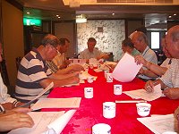 馬祖文教協會獎學金評議委員審查98學年度在學獎學金申請。(圖:馬祖文教協會提供)