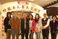 前軍派縣長張佐鵬之子張學孔(左起第二位)與親友一同參訪馬祖故事館,彷彿走回時光隧道。(圖/文:邱竟瑋)