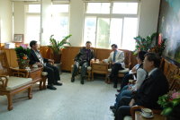 　台北101董事長林鴻明拜會縣長，繼馬祖頂級高粱後，有意再購入馬祖陳年老酒，而楊綏生與其長談馬祖交通觀光未來發展後，邀請其擔任縣政顧問，也立即獲得首肯。（圖／文：劉秋月）