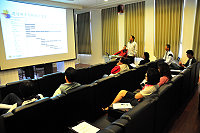 　縣府交通局赴縣議會進行「新臺馬輪及新島際交通船執行進度簡報」，由局長劉潤南向全體議員說明此二重大交通工具的執行進度。（圖／文：曹重偉）