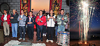 「媽祖在馬祖」效應發酵!台中市建國市場聖母宮由廟管會主委胡進火率進香團親捧媽祖金身抵馬參訪,並特別帶了兩萬發的蜂炮及煙火來酬神,燦爛奪目相當壯觀。(圖/文:曹重偉)