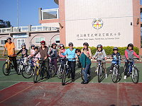 　以單車為家並環遊世界成功的Vicky（林存青）和Pinky（江心靜）讚嘆馬祖聚落之美，並和學童騎乘單車漫遊東莒。（圖／文：林冰芳）