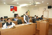 南竿鄉民代表會第九屆第一次定期大會昨天召開,代表們針對聯勤與台電回饋金使用,和多項行政資源、基層建設等議題詢問鄉公所。(圖/文:邱竟瑋)